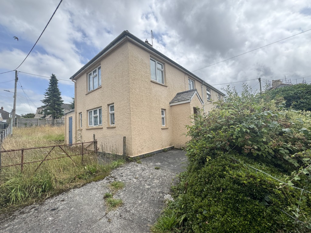 Lot: 161 - 	SEMI-DETACHED HOUSE FOR IMPROVEMENT - Front of the property